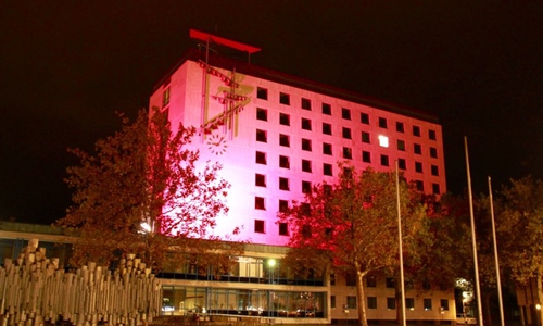 Von heute bis Donnerstag erstrahlt das Rathaus in Pink. Fotos: Stadt Wolfsburg