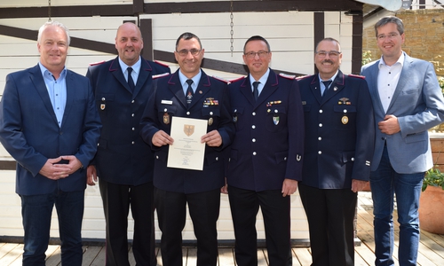 Mit dem neuen stellvertretenden Ortsbrandmeister von Hahndorf, Stefan Schwerdhelm , freuen sich Oberbürgermeister Dr. Oliver Junk, stellvertretender Stadtbrandmeister Frank Slotta, Hahndorfs Ortsbrandmeister Jens Warnecke, stellvertretender Stadtbrandmeister Jürgen Koch und Tim Meißner, Fachdienstleiter Sicherheit und Ordnung. Foto: Stadt Goslar