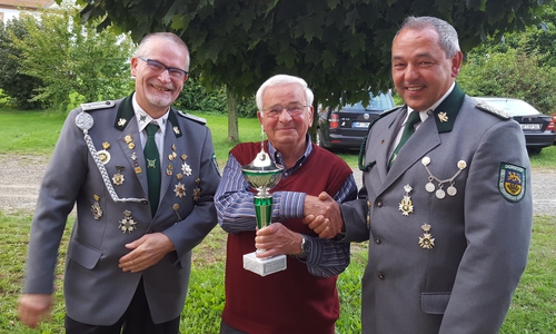 Holger Loest, Bernhard Hoffmann und Thomas Schrader präsentieren den Pokal der Vereine. Foto: Privat