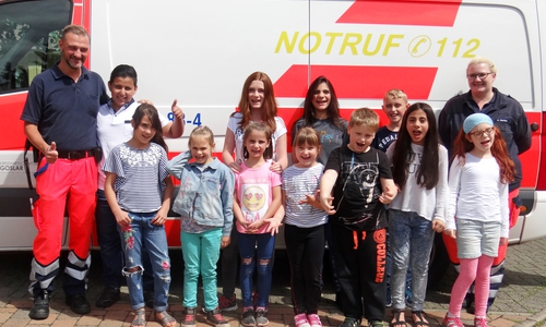 Schüler lernen in den Ferien Erste Hilfe bei Johannitern und bekommen sogar einen Besuch von einem Rettungswagen der Kreiswirtschaftsbetriebe Goslar. Foto: Susanne Felka / Johanniter.