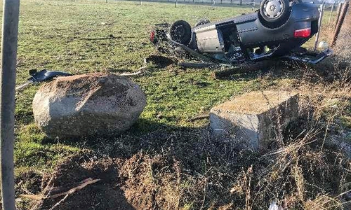 Der Findling neben der Straße gab dem seit einem Jahr nicht mehr zugelassenen Fahrzeug den Rest. Obendrein nahmen die Beamten auch noch Alkoholgeruch bei dem 49-Jährigen wahr. Foto: Polizei