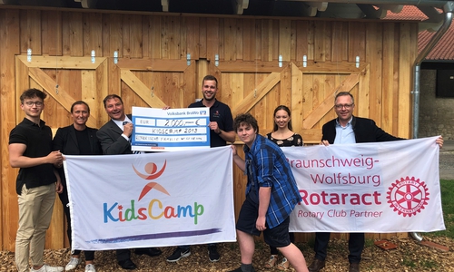 Mitglieder des Rotary Clubs und der Rotarischen Familien überreichen den Spendenscheck an Rotaract und das KidsCamp. Foto: Rotary Club Salzgitter/Wolfenbüttel