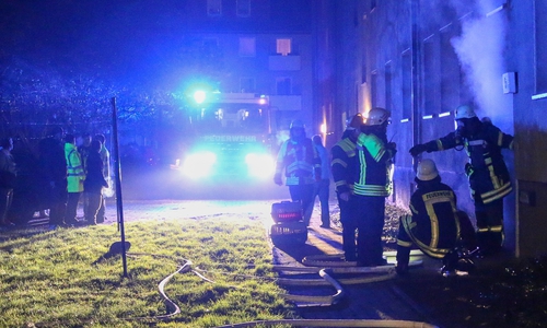 Starker Rauch drang vom Keller durch das gesamte Treppenhaus. Fotos/Video: Werner Heise