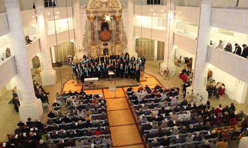 Volle Kirche beim Adventskonzert des Niedersächsischen Chorverbands, Bereich Wolfenbüttel. Im Hintergrund hat der Gemischte Chor Hordorf Aufstellung genommen. Foto: Privat