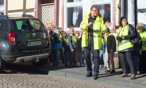 Schüler der Grundschule St. Ludgeri bei der Verkehrserziehung im Schulumfeld. Foto: Achim Klaffehn
