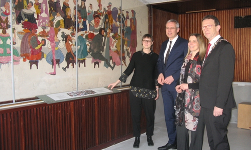 Blickten zurück: Esther Orant (Forum Architektur), Stadtbaurat Kai-Uwe Hirschheide, Nicole Froberg (Forum Architektur), Oberbürgermeister Klaus Mohrs Foto: Stadt Wolfsburg
