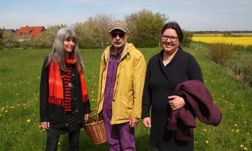 Dr. Sabine Auschra (Destedter Grüne), Kräuterexperte Heiner Schrobsdorff und Gudrun Beckner (Destedter Grüne). Foto: Krause-Hotopp