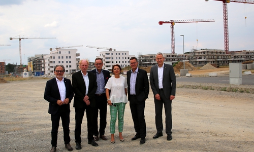 GdW-Präsident Axel Gedaschko (2.v.r.) und vnw-Verbandsdirektorin Dr. Sabine Schmitt (3.v.r.) besichtigen die Steimker Gärten. Foto:  Volkswagen Immobilien GmbH
