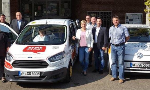Die Übergabe des neuen Dienstfahrzeuges. Foto: Samtgemeinde Elm-Asse