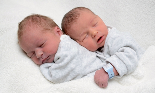 Herzlich Willkommen Jonas und Jannik Glatzel. Foto: babysmile24.de
