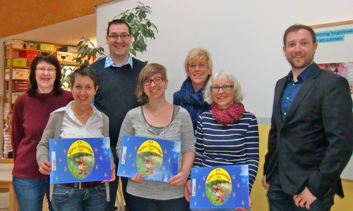 Über die mit Wettkampfenten gestalteten Umschläge freuen sich: Gabriela Jaworsky, KiTa St. Martin (2. v. links), Marion Gürges, KiTa St. Petri (5. v. links), Renate Stier, KiTa Peter und Paul (6. v. links). Den Umschlag für beide „St. Petris“ hält Juliane Kleindienst, Vorsitzende des Fördervereins der KiTa St.Petri (4. v. links). Vom CDU Ortsverband Sickte waren gekommen: Vorstandsmitglied und Kandidatin für den Gemeinde- und Samtgemeinderat Annegrit Helke (1. v. links), Andreas Kleindienst, Kandidat für den Gemeinde- und Samtgemeinderat (3. v. links), Tobias Bosse (rechts), Kandidat für den Gemeinde- und Samtgemeinderat. Foto: privat