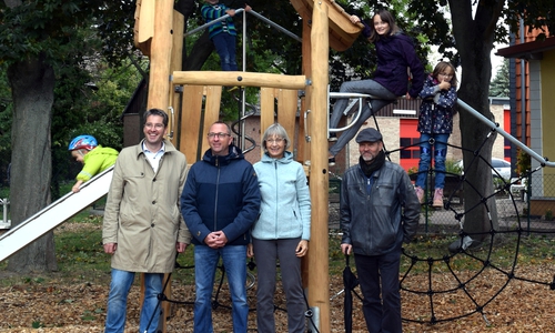 Neben Oberbürgermeister Dr. Oliver Junk (von links), Ortsvorsteher Rouwen Brunke sowie Karin Jünke und Rolf Hammeran von der Stadtverwaltung freuen sich vor allem die Kinder über den neuen Rutschturm, den sie sich bei einer Kinderbeteiligung unter Leitung von Jessica Schulze ausgesucht hatten. Foto: Stadt Goslar
