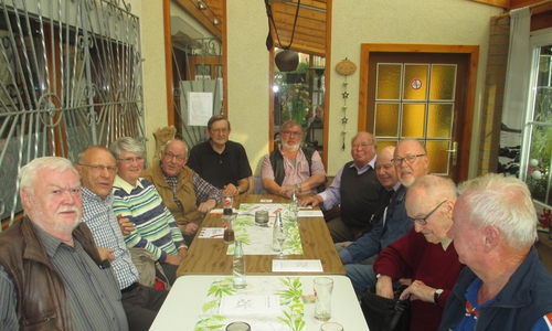 Die EVG Stammtischrunde mit  Volker Naujok (5.v. li) und Dieter Lorenz (4.v.li.).
Foto: Dieter Lorenz
