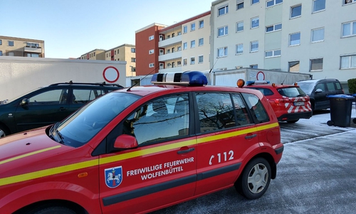 Ein Wäschetrockner ging in einem Mehrfamilienhaus in der Melanchtonstraße in Rauch auf. Fotos: Werner Heise