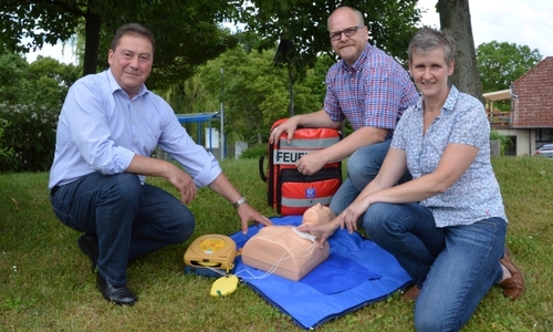 Uwe Lagosky, Ortsbrandmeister Tobias Breske und Ortsbürgermeisterin Anja Hantelmann (v. li.). Foto:  Tim Brandes