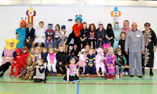 Mehrere Kinder und einige Helfer/innen kamen zum Gruppenfoto zusammen
Foto: Bernd-Uwe Meyer