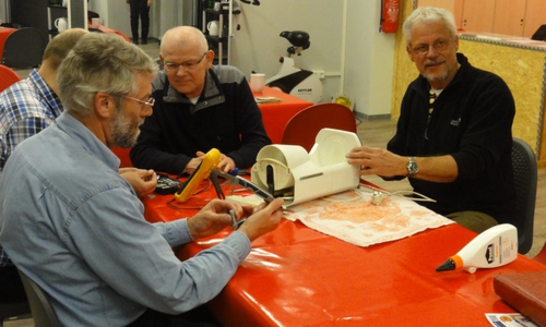 Sachen gemeinsam reparieren - das ist das Prinzip des Repair-Cafés. Foto: Freiwilligenagentur