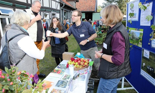 Henning Riechers und Cornelia Schilling (NABU Kreisgruppe Wolfenbüttel) informierten die Besucher unter anderem zu Streuobstwiesen und boten köstlichen Apfelsaft an.