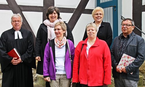 Der neue Kirchenvorstand der St.Johannis-Gemeinde: vorne v. li.: Susanne Thiele, Sylvia Behrens, Jörg Koglin, hinten v. li: Pastor Thomas Becker, Daniela Pickavé, Marita Brodesser, es fehlt: Thomas Krake. Foto: D. Puchert