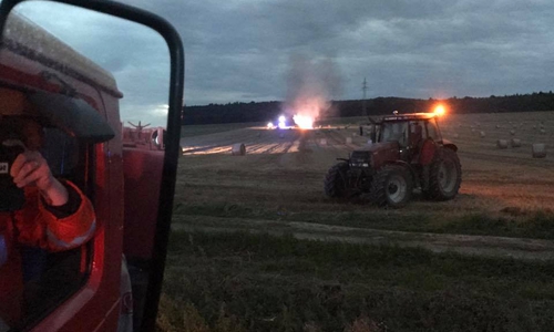 Die Strohpresse brannte lichterloh, doch ein Flächenbrand konnte verhindert werden. Fotos: Freiwillige Feuerwehr Salder/Frederick Becker