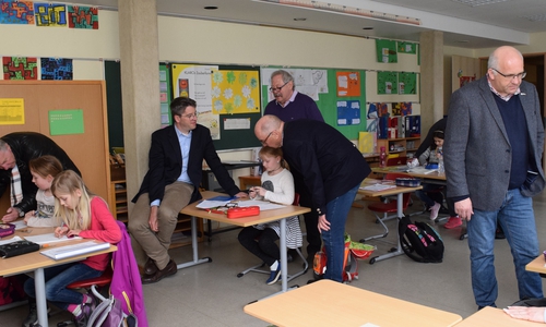 Die Unterstützer im Gespräch mit den Schülerinnen und Schülern (von links): Gerd Niehus aus dem Vorstand der Bürgerstiftung für Goslar und Umgebung, Dr. Oliver Junk, Peter Weihe (vorn), Schatzmeister des Fördervereins des Lions Club Goslar-Kaiserpfalz, Ullrich Krusche, Vorsitzender der Bürgerstiftung, Klaus Nickel, Vize-Vorsitzender des Lions Club Goslar-Kaiserpfalz. Fotos: Stadt Goslar