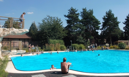 Als kleines Dankeschön für die verpasste Badezeit verteilen Bürgermeisterin Veronika Koch und Samtgemeindebürgermeister Gero Janze am Samstag zwischen 9:00 und 11:00 Uhr kostenloses Eis im Freibad.