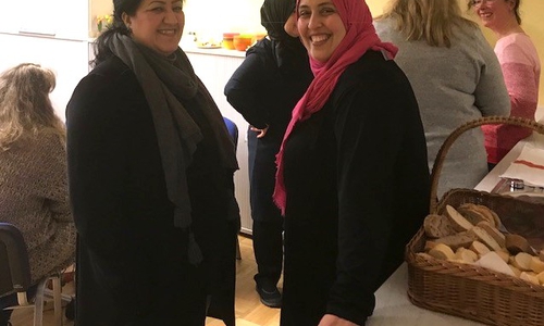 Eine Tagesmutter im Gespräch mit FKSB-Mitarbeiterin Rimah Attia-Abdelwahed (re.). Fotos: Landkreis Wolfenbüttel