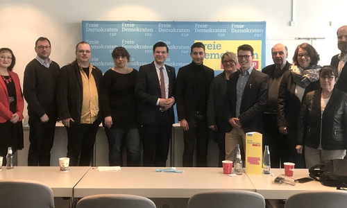 Der neue FDP-Bezirksvorstand besteht aus (v.l.) Sonja Wypych, Dirk-Heinrich Heuer Jo Hasenau, Verony Reichelt, Björn Försterling, Florian Bernschneider, Susanne Huck, Max Weitemeier, Dietmar Busold, Susanne Schütz, Margareta Hannig und Ingo Schramm sowie Bianca Bärecke und Wilfried Reichart (nicht im Bild).  Foto: Kai Gleißner.