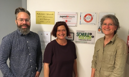 Kulturkoordinator Christian Krüger, TPZ-Geschäftsführerin Andrea Fester und die stellv. Schulleiterin Swantje Jördening (von links) freuen sich über die erneute Kooperation im Rahmen von „Schule Kultur! Zwei“. Foto: GiS