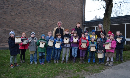 Die Gruppe mit den Betreuern Dirk Nitsche (Waldpädagoge), Fabian Schilling und Margit Bichelmeier. Foto: Privat