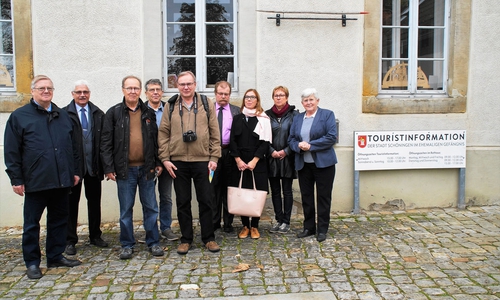 Bürgermeister Henry Bäsecke (2.v.li.) und Ratsfrau Elke Stern (re.) gaben Einblicke in die bewegte Geschichte der Stadt und präsentierten die vom Verkehrsverein ehrenamtlich betriebene Tourist-Information in den Räumen des ehemaligen Gefängnisses. Foto: Stadt Schöningen