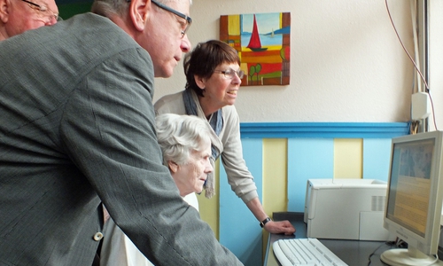 Je nach dem Wissensstand übten Senioren des Arbeitskreises an den Rechnern des JFBZ. Im Vordergrund Wolfgang Schmidt (Leiter der Gruppe). Foto: Achim Klaffehn