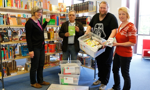 Von links: Büchereileiterin Sigrid Schaper, Integrationsmanager Mustafa Eser, Matthias Bosse (Leiter Gemeinschaftsunterkunft „Jugendgästehaus“) und Beate Zgonc (Leiterin Gemeinschaftsunterkunft „Okeraue“). Foto: Stadt Wolfenbüttel