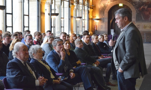 Sigmar Gabriel (rechts) berichtet Schülerinnen und Schülern, deren Lehrkräften sowie Ivar (von links) und Dagmar Buterfas-Frankenthal und Dr. Oliver Junk, wie er in seiner Jugend gegen die Alt-Nazis demonstrierte.
Foto: Stadt Goslar