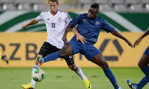 Paul-Georges Ntep gegen Erik Durm im Freundschaftsländerspiel der U21-Teams von Deutschland und Frankreich Mitte August 2016. Foto: imago/Ulmer