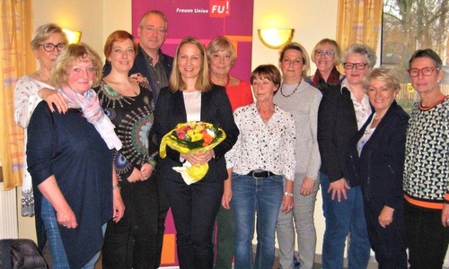 Die neue Vorsitzende der Frauen Union, Martina Sharman (5. v. l.) mit dem Landtagsvizepräsidenten Frank Oesterhelweg und Vorstand sowie weiteren Mitgliedern. Foto: Heike Kanter