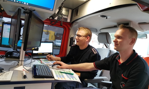 Koordiniert: Im Einsatzleitwagen wurden die Funksprüche bearbeitet und Aufträge an die teilnehmenden Wehren verteilt. Foto: Samtgemeinde Meinersen