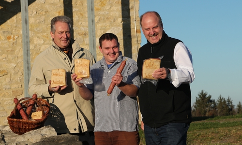 Frank Oesterhelweg, Tim Helbig und Andreas Memmert vor dem Westtor der Werla-Kernburg. Foto: Privat