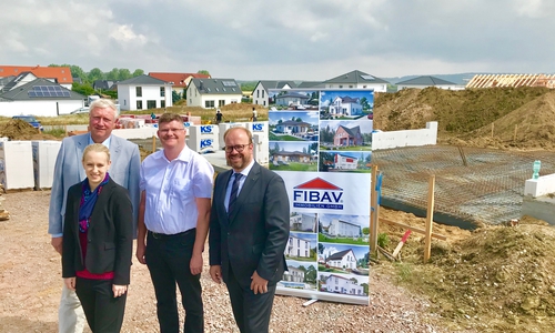 Manfred Koch, FIBAV Geschäftsführung, Saskia Wolter, FIBAV-Projektentwicklung, Bürgermeister Alexander Hoppe sowie Jens Fischer von der FIBAV-Geschäftsführung. Foto: FIBAV