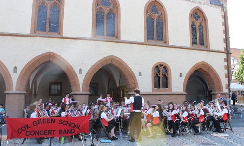Zum Abschluss ihrer Goslar-Reise gab das Cox Green School Orchestra ein Konzert auf dem Markt. Foto: Anke Donner 