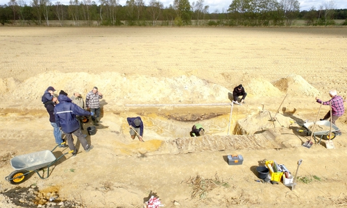  Ausgrabung Hünenkamp: Unter der Ackerkrume konnte die Verfüllung eines Grabens festgestellt werden. 