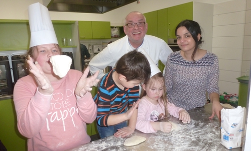 In der Kocharena wurden frische Nudeln gemacht. Foto: Familienbildungsstätte