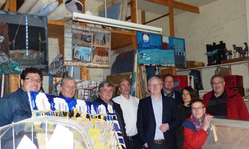 Hans Schaper (Mitte) und die Mitglieder der SPD Kreistagsfraktion - hier (v. li.) Lennie Meyn, Oliver Ganzauer, Reinhard Deitmer, Vorsitzender Falk Hensel, Marcus Bosse, Janna Münch, Sabine Resch-Hoppstock und Bernfried Keye - in den Räumen des verstorbenen Künstlerehepaares Schaper in Apelnstedt. Foto: SPD