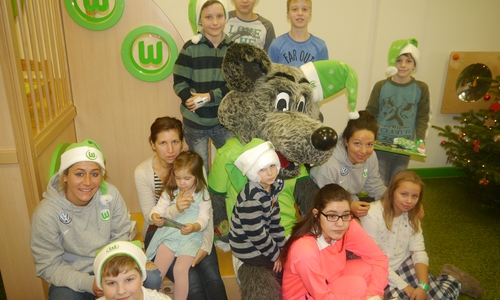 Wölfi, Anna Bläse und Vanessa Bernauer besuchten die Kinder in der HELIOS Klinik. Foto: HELIOS Klinik