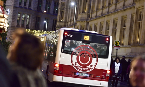 An den Adventssamstagen und rund um Heiligabend fahren regelmäßig Shuttlebusse von den Park & Ride-Plätzen zum Weihnachtsmarkt.
(Foto: Braunschweig Stadtmarketing GmbH / Daniel Möller)
