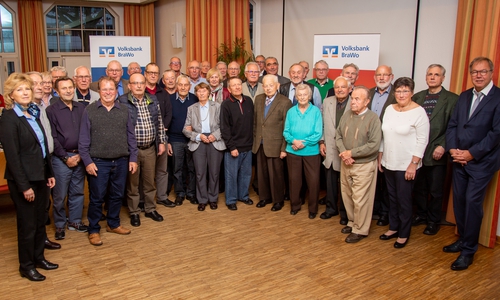 Claudia Kayser, Leiterin der Direktion Wolfsburg der Volksbank BraWo (links) ehrte die anwesenden Jubilare für 50 Jahre Mitgliedschaft.
Foto: Cagla Canidar