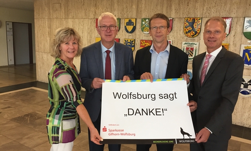 v.l.n.r.: Birgit Maaß (Koordinierungsstelle Bürgerengagement), Erster Stadtrat Werner Borcherding, Oberbürgermeister Klaus Mohrs, Klaus Lüdiger (Mitglied des Vorstandes Sparkasse). Foto: Stadt Wolfsburg