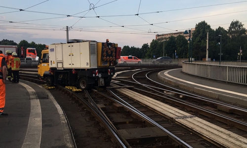 Im Kreuzungsbereich des Sachsendamms ist ein Schienenschleiffahrzeug entgleist. Foto: aktuell 24/KR