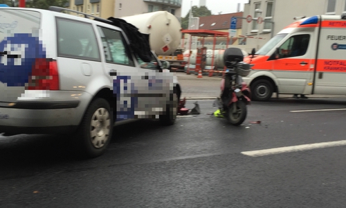  Bei einem Verkehrsunfall am Freitagmittag auf dem Neustadtring wurde eine Autofahrerin leicht, der Fahrer eines Kleinkraftrades schwer verletzt. Foto: Frank Vollmer