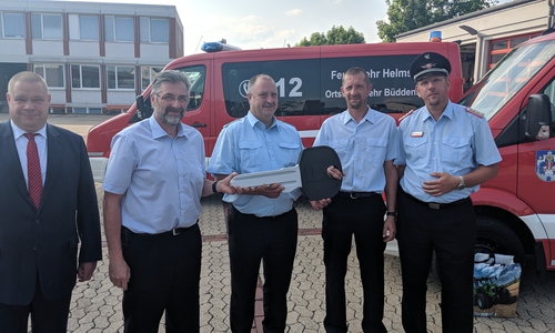 Bürgermeister Wittich Schobert übergab den symbolischen Schlüssel zu den Fahrzeugen. Fotos: Feuerwehr Helmstedt